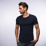 Ein Mann, der ein navy T-Shirt Baumwolle trägt.