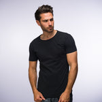 Ein Mann, der ein schwarzes T-Shirt Baumwolle trägt.