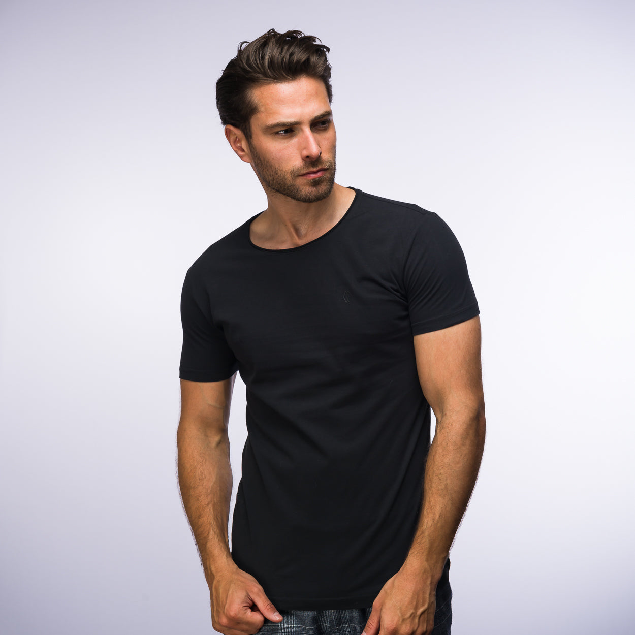 Ein Mann, der ein schwarzes T-Shirt Baumwolle trägt.