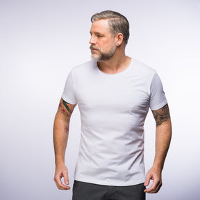 Ein Mann, der ein weisses T-Shirt Baumwolle trägt.
